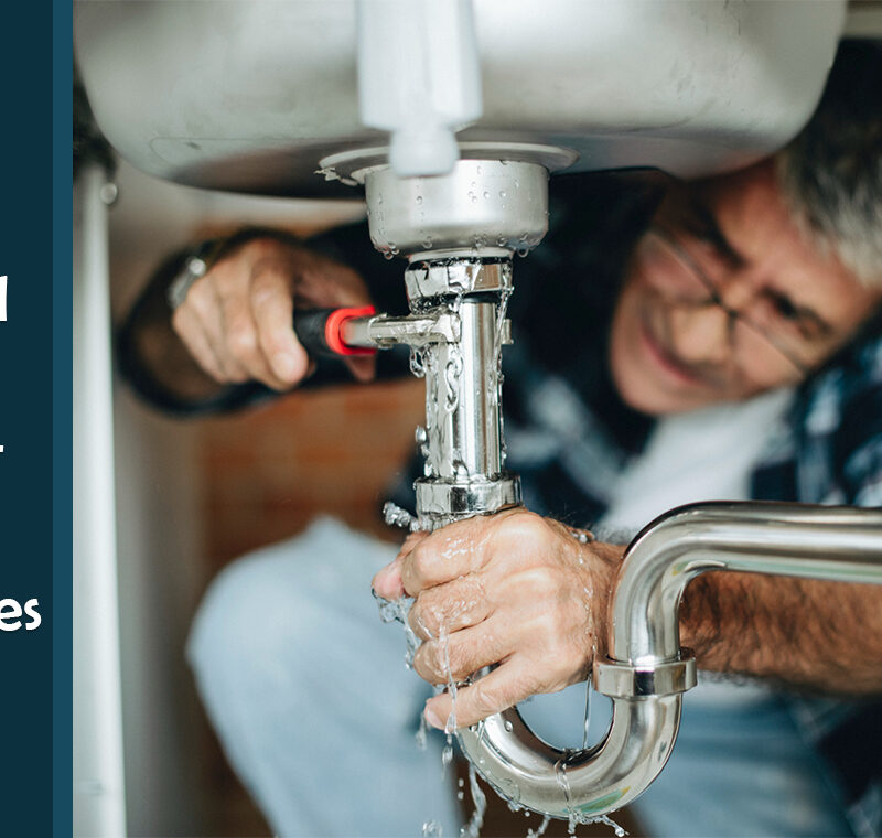 Op de foto is een vakman te zien die onder een gootsteen met een verstelbare sleutel een lekkende sifon demontert terwijl waterdruppels langs de chromen leidingen naar beneden glijden. Dit beeld toont hoe waterlekkage opsporen begint bij een nauwkeurige inspectie van afvoer- en toevoerleidingen om beginnende leidingbreuken tijdig te ontdekken. De vallende druppels benadrukken de urgente noodzaak van professionele lekdetectie om verdere plafondschade of waterschade te voorkomen. Door het lek snel te lokaliseren kan men gericht lekkageherstel uitvoeren en onnodige hoge herstelkosten vermijden. Hiermee onderstreept de foto het belang van deskundig ingrijpen bij iedere vorm van waterlekkage.